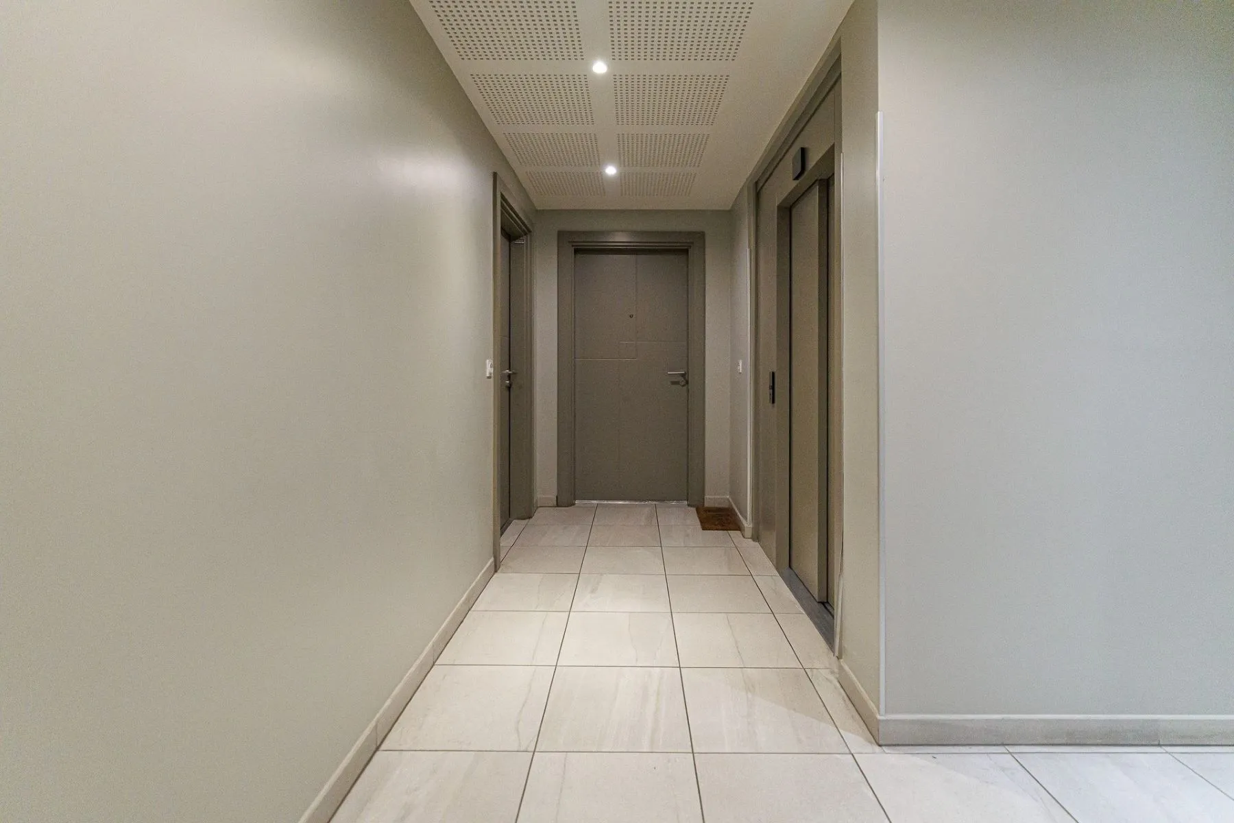 Tiled communal corridor and apartment entrance doors in the modern Nice residence