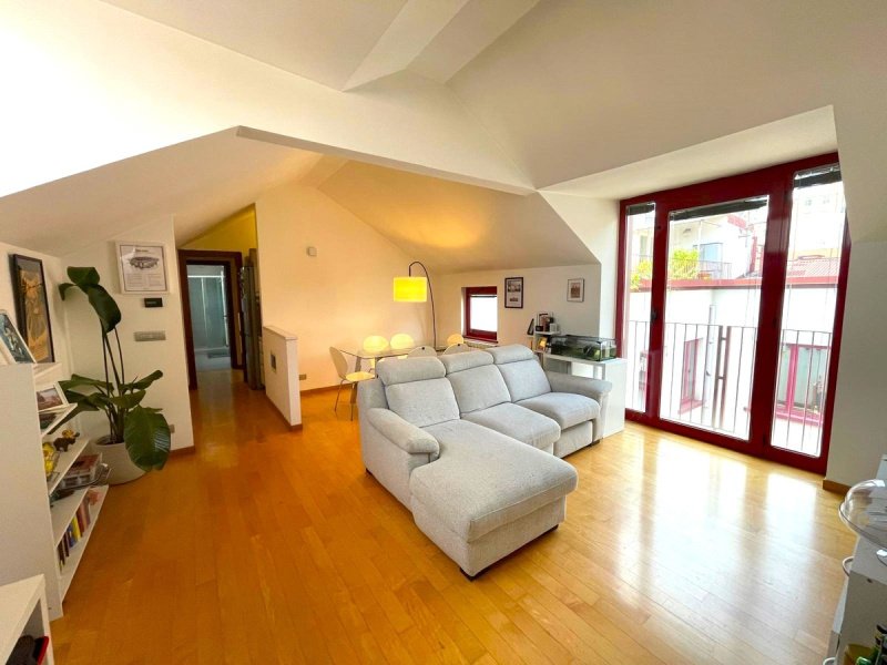 Bright Two-Room Apartment in Maggiolina