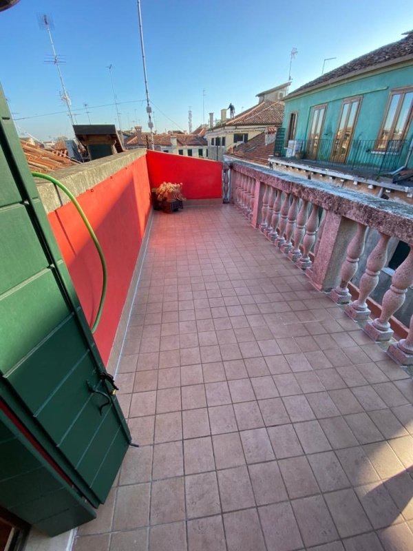 Interior photo 12 of Restored Apartment with Rooftop Terrace in Venice, Italy (VCE-3009)