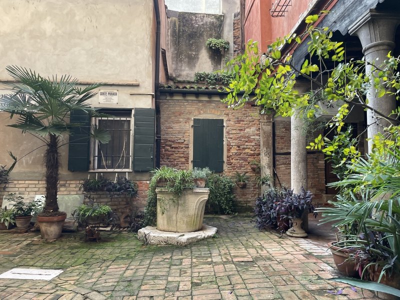 Interior photo 2 of Historic Apartment near Campo San Giacomo in Venice, Italy (VCE-8743)