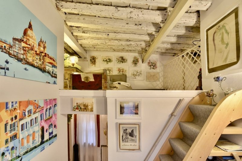 Interior photo 6 of Historic Apartment near Campo San Giacomo in Venice, Italy (VCE-8743)