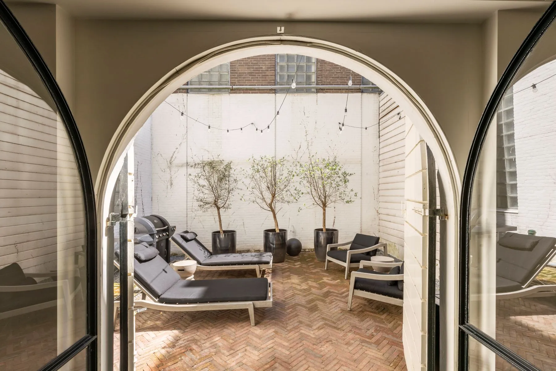 Private Amsterdam city garden with outdoor lounge seating