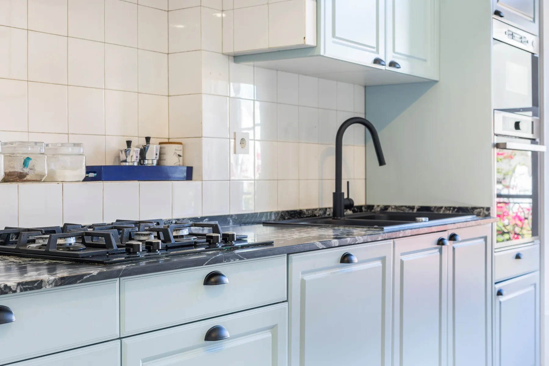 Gas hob and preparation counter in the fully equipped kitchen
