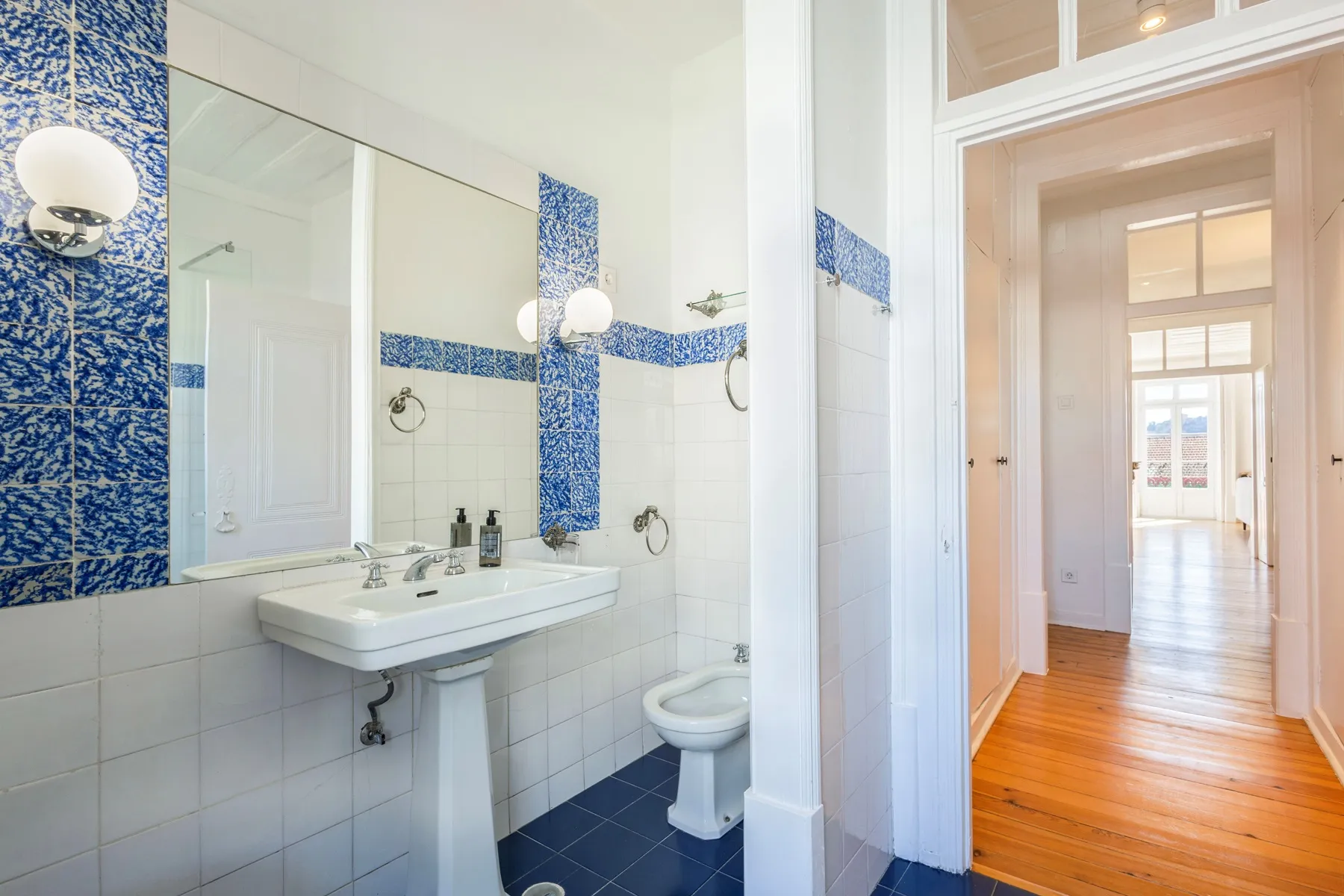 Bright guest bathroom beside the main reception rooms