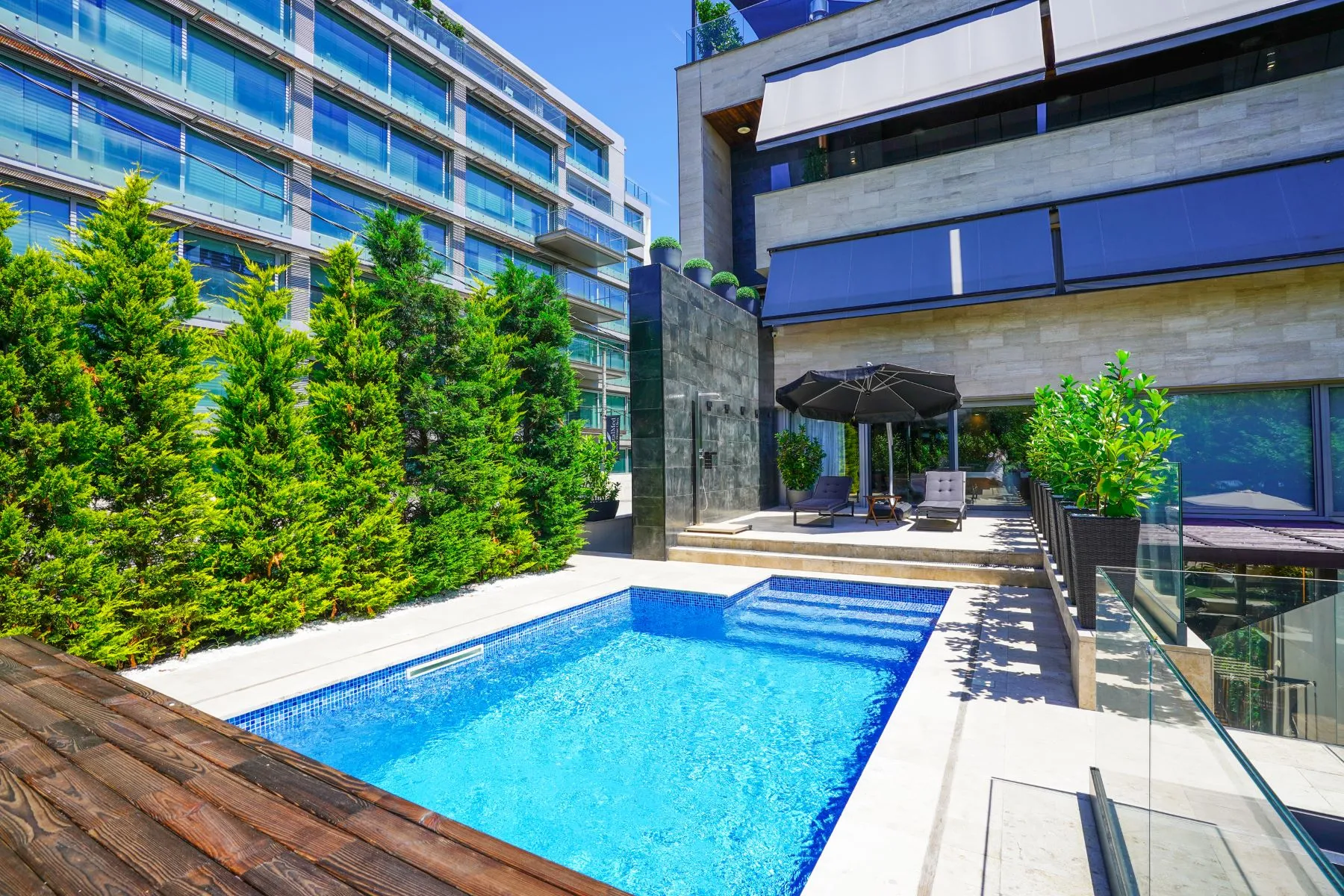 Lakefront villa exterior and secluded swimming pool in Floreasca