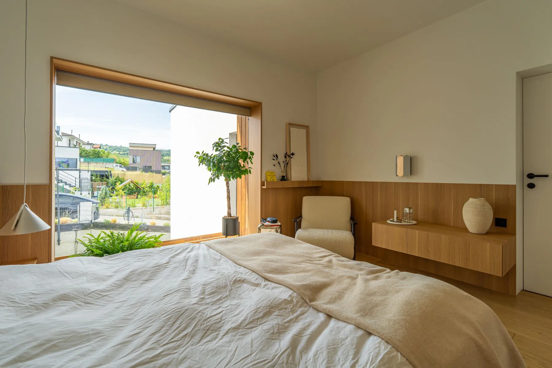 Double bedroom overlooking the green residential surroundings of Borhanci