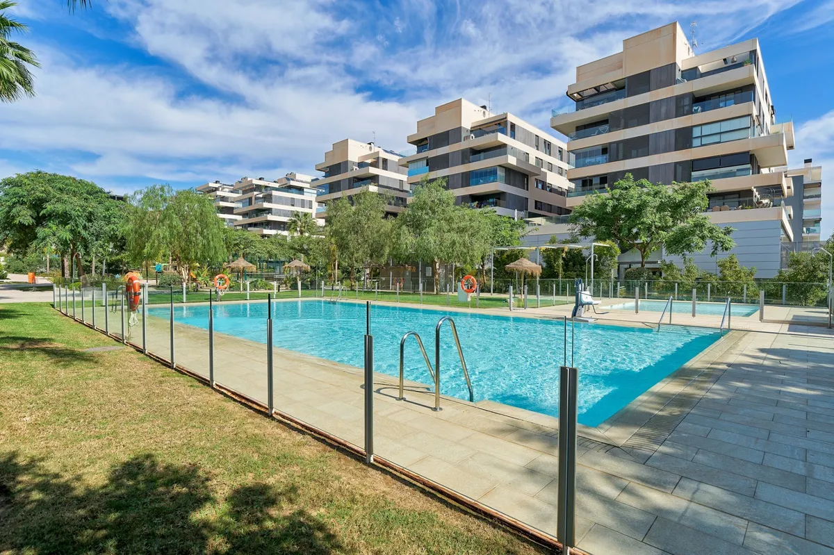 Luxury 3-Bedroom Apartment with Terrace in Teatinos