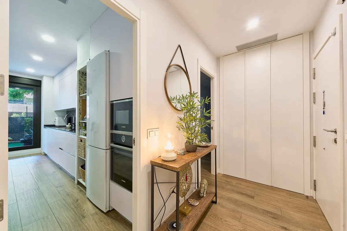 Integrated oven cabinets beside the apartment entrance and fitted storage