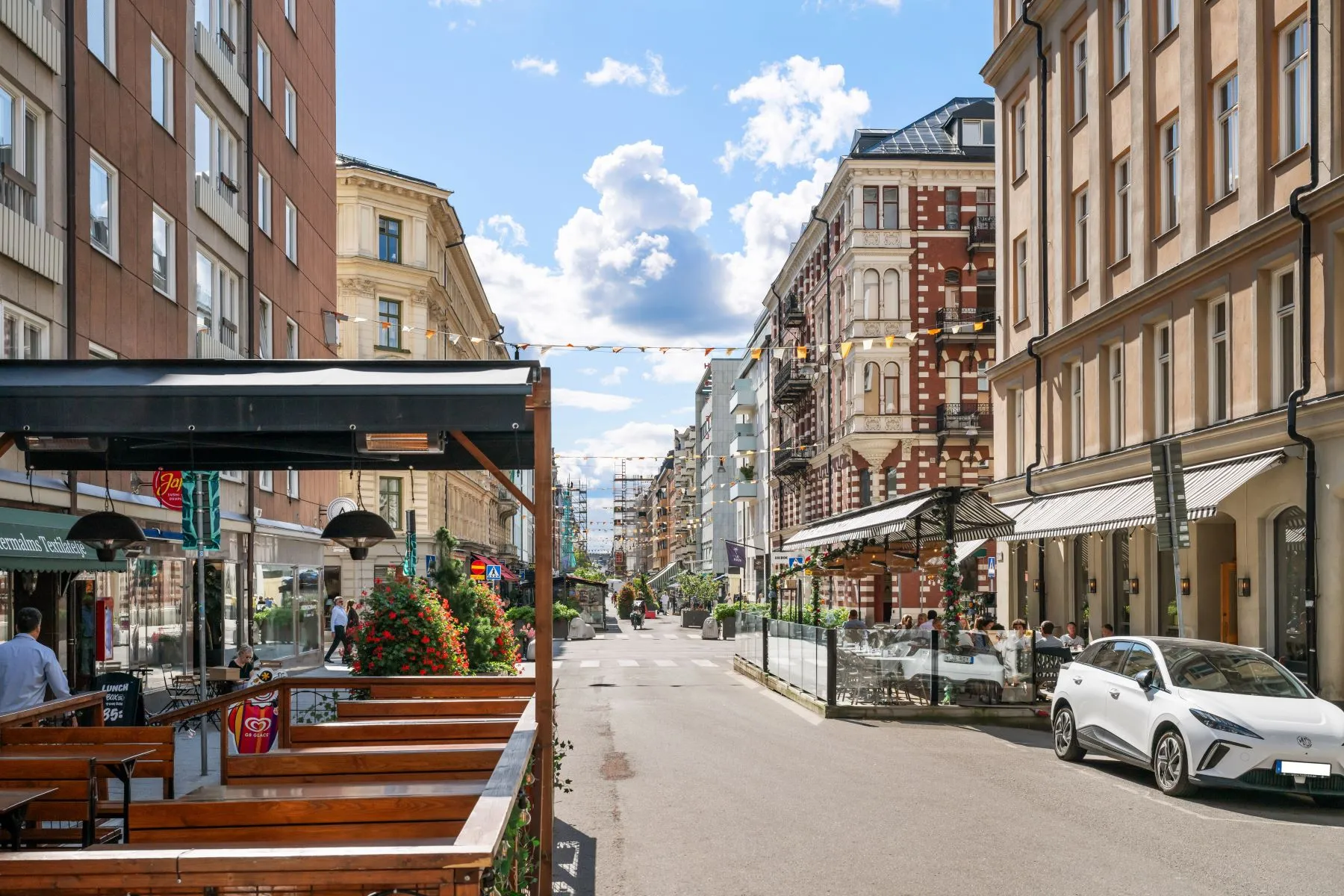 Kommendörsgatan streetscape with restaurants and historic façades