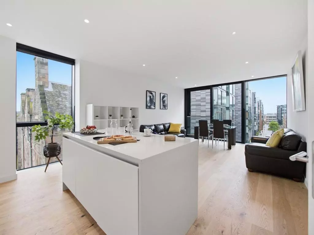 Bright 2-Bedroom Apartment in Edinburgh's Quartermile
