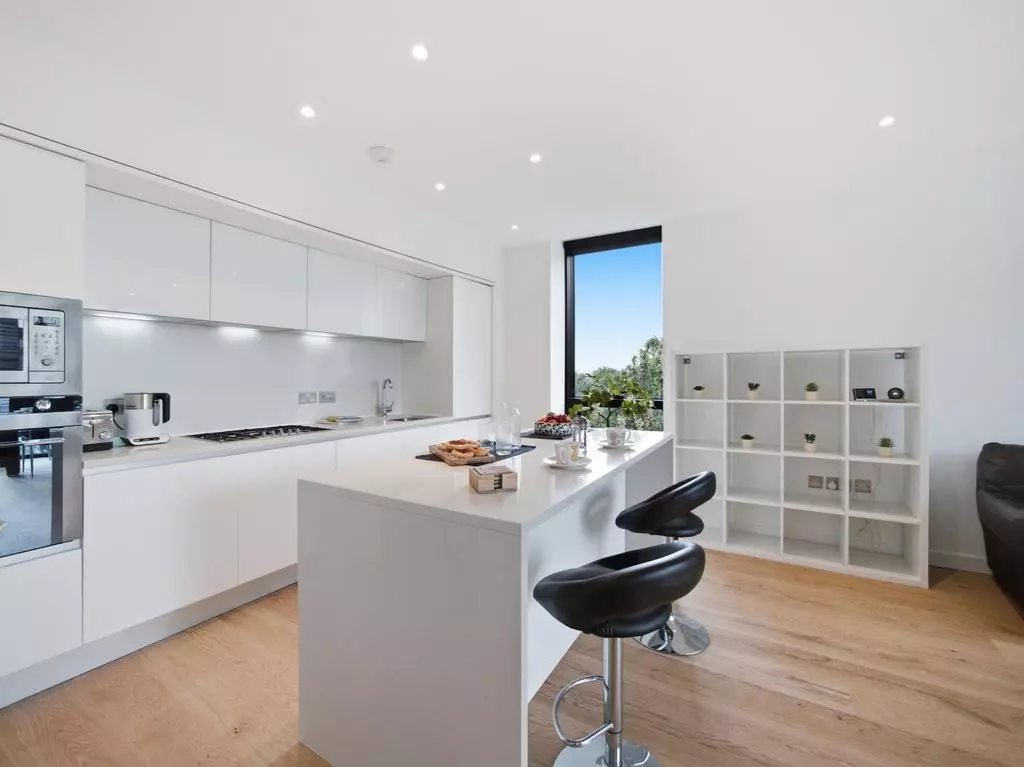 Contemporary fitted kitchen with central island and integrated appliances