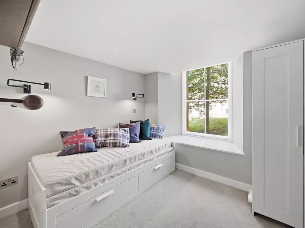 Flexible third bedroom with built-in daybed and garden view