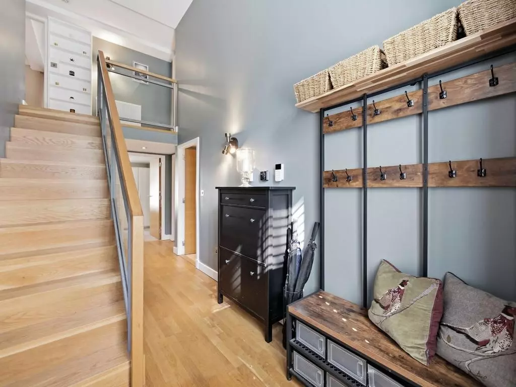 Duplex entrance hall with staircase to the upper level