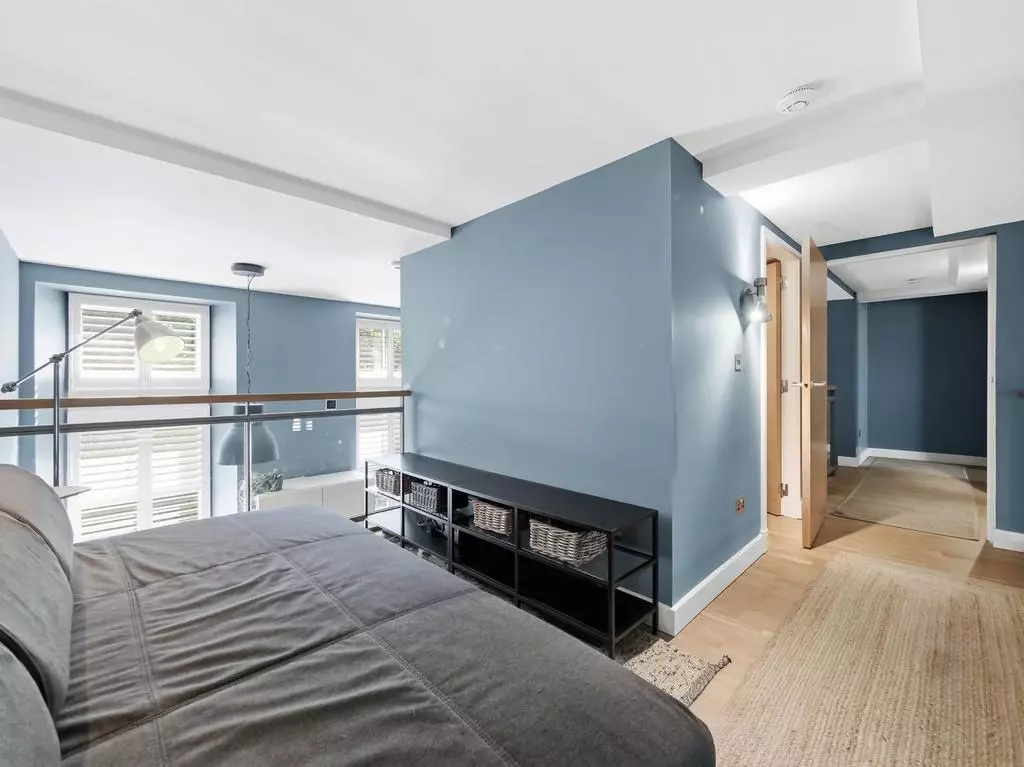 Upper-level principal bedroom beside the mezzanine