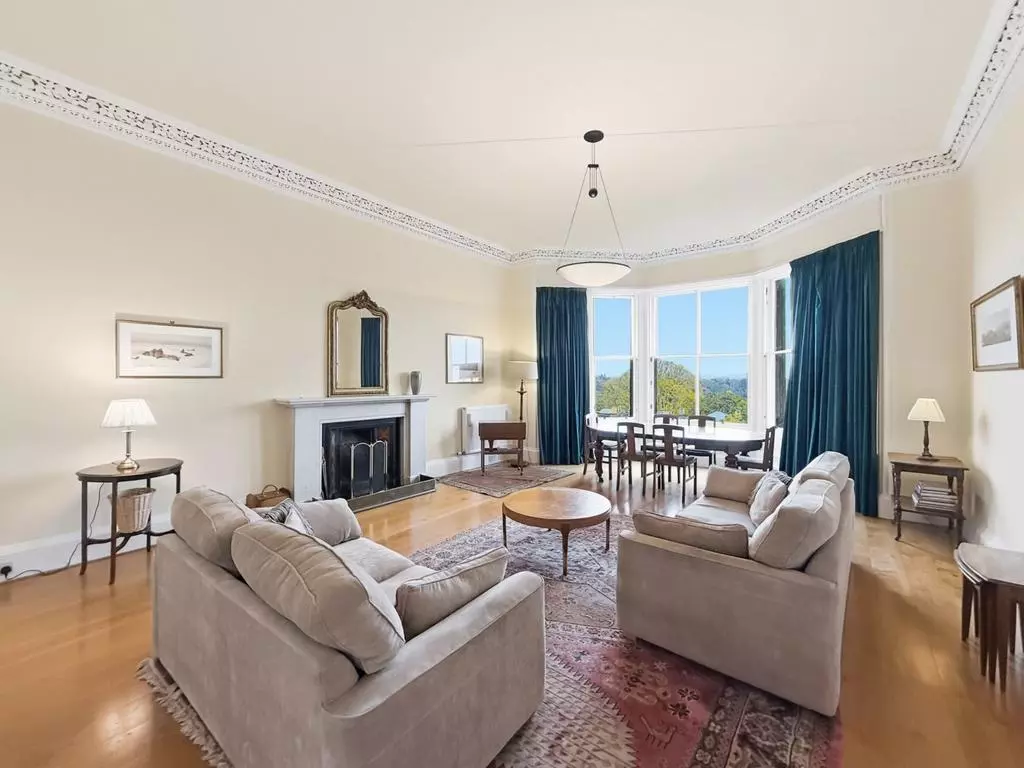 Elegant 2-Bedroom Victorian Flat in Edinburgh's West End